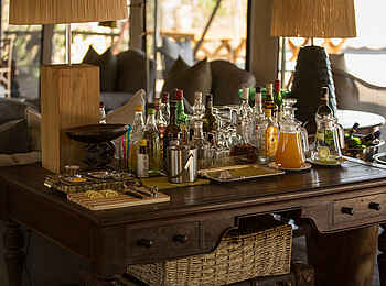 Little Machaba Camp: Eine kleine Gästebar in der zentralen Lounge