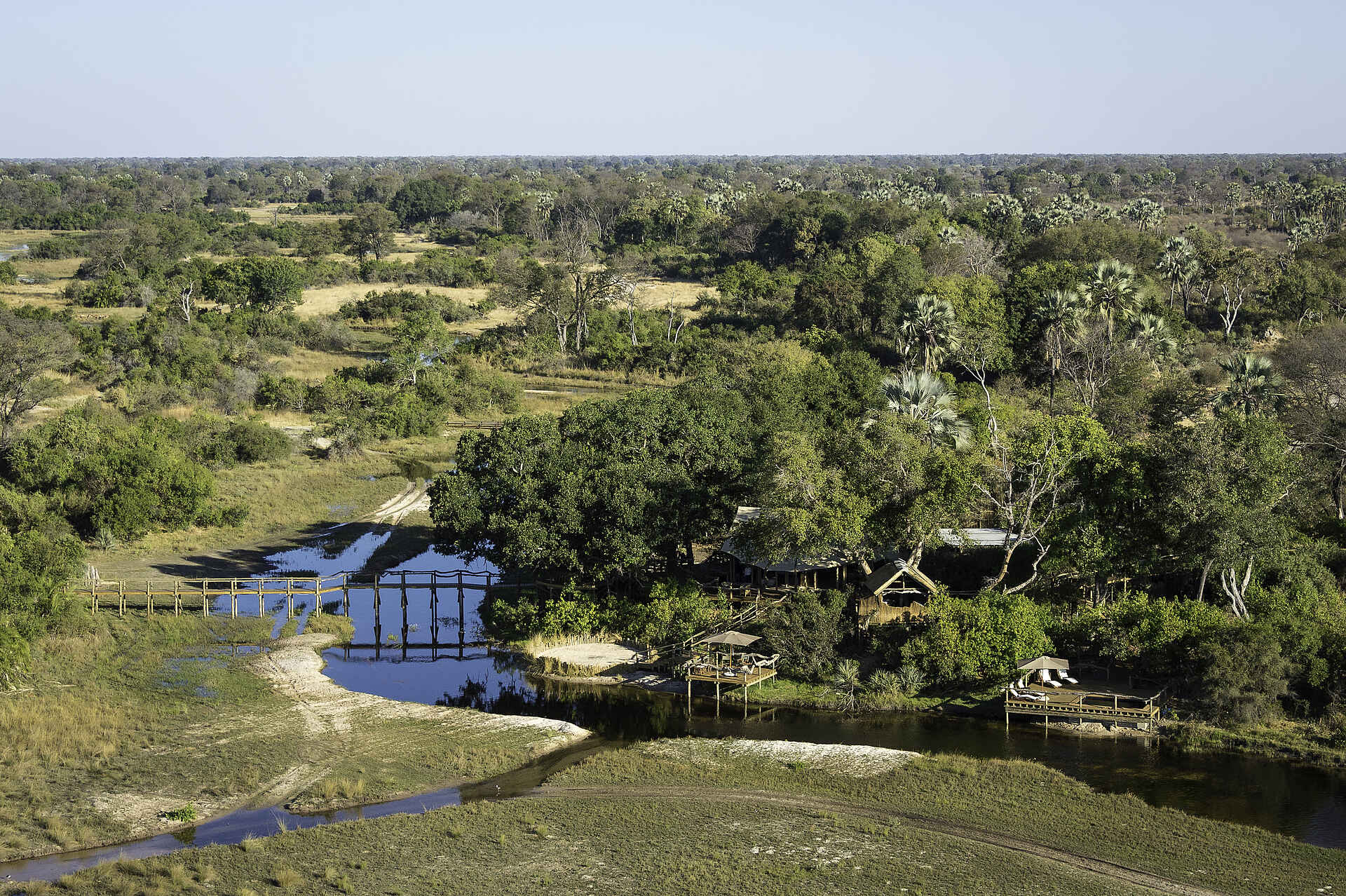 Hunda Island, Leoparden, Little Tubu, NG 25, Okavango-Delta, Wilderness Safaris, Xene River, Boma, Brücke, Kanal, Landschaft, Luftbild, Pooldeck, Sonnendeck, Afrikarma, Afrikarma Safaris, Afrikarma.de