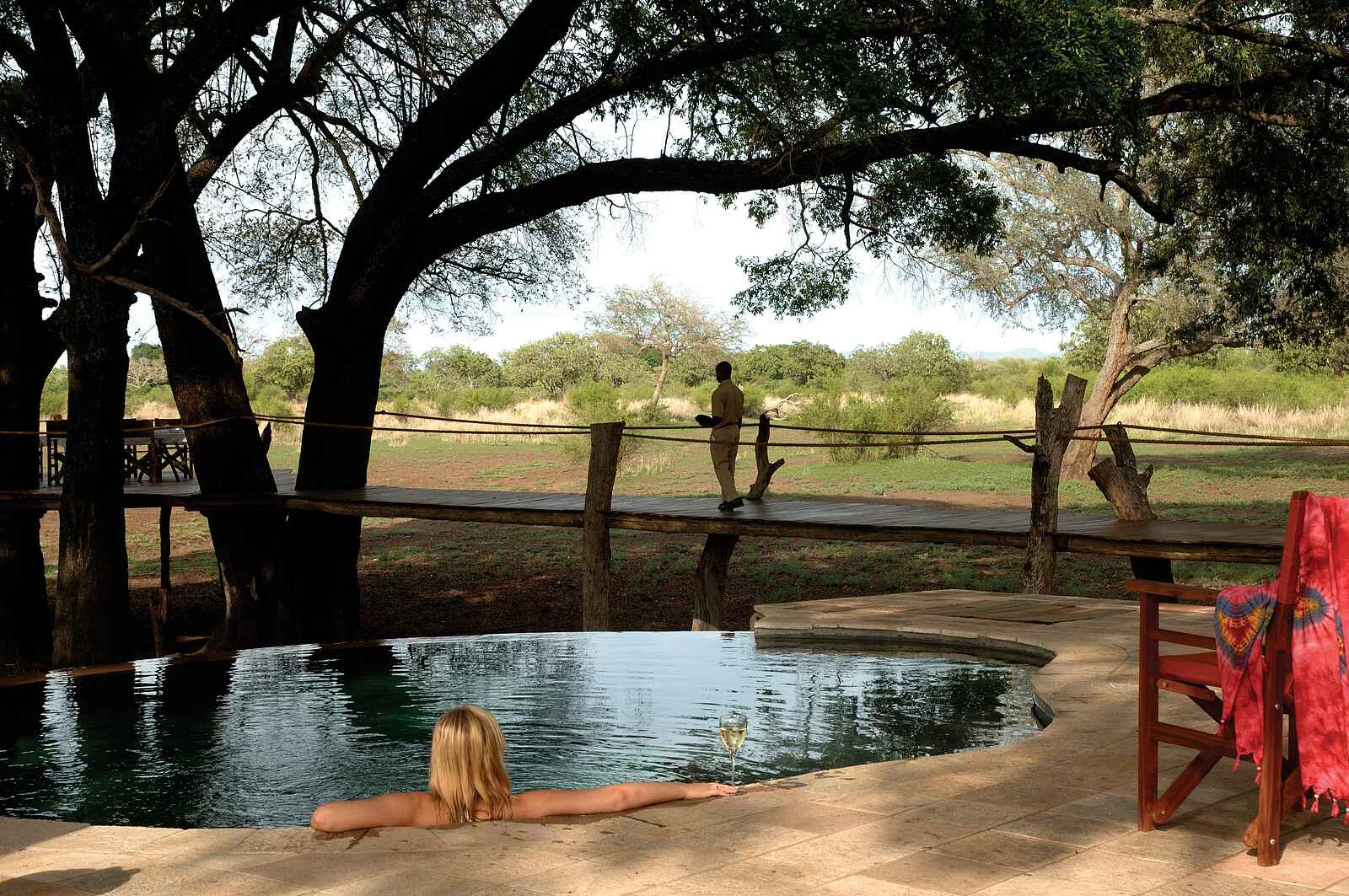 Luangwa Safari House: Pool unter Bäumen Luangwa Safari House: Pool unter Bäumen
