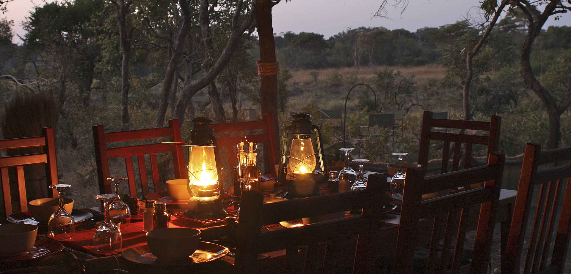 Musekese Camp: Abendessen Musekese Camp, Jeffery & McKeith Safaris, Phil Jeffery, Tyrone McKeith, Abendessen, Beobachtungsunterstand, Bird Watching, Busanga Plains, Chibemba Saltpan, Esstisch, Kafue National Park, Kafue River, Lufupa Airstrip, Öllampe, Vogelbeobachtung, Afrikarma, Afrikarma Safaris, Afrikarma.de