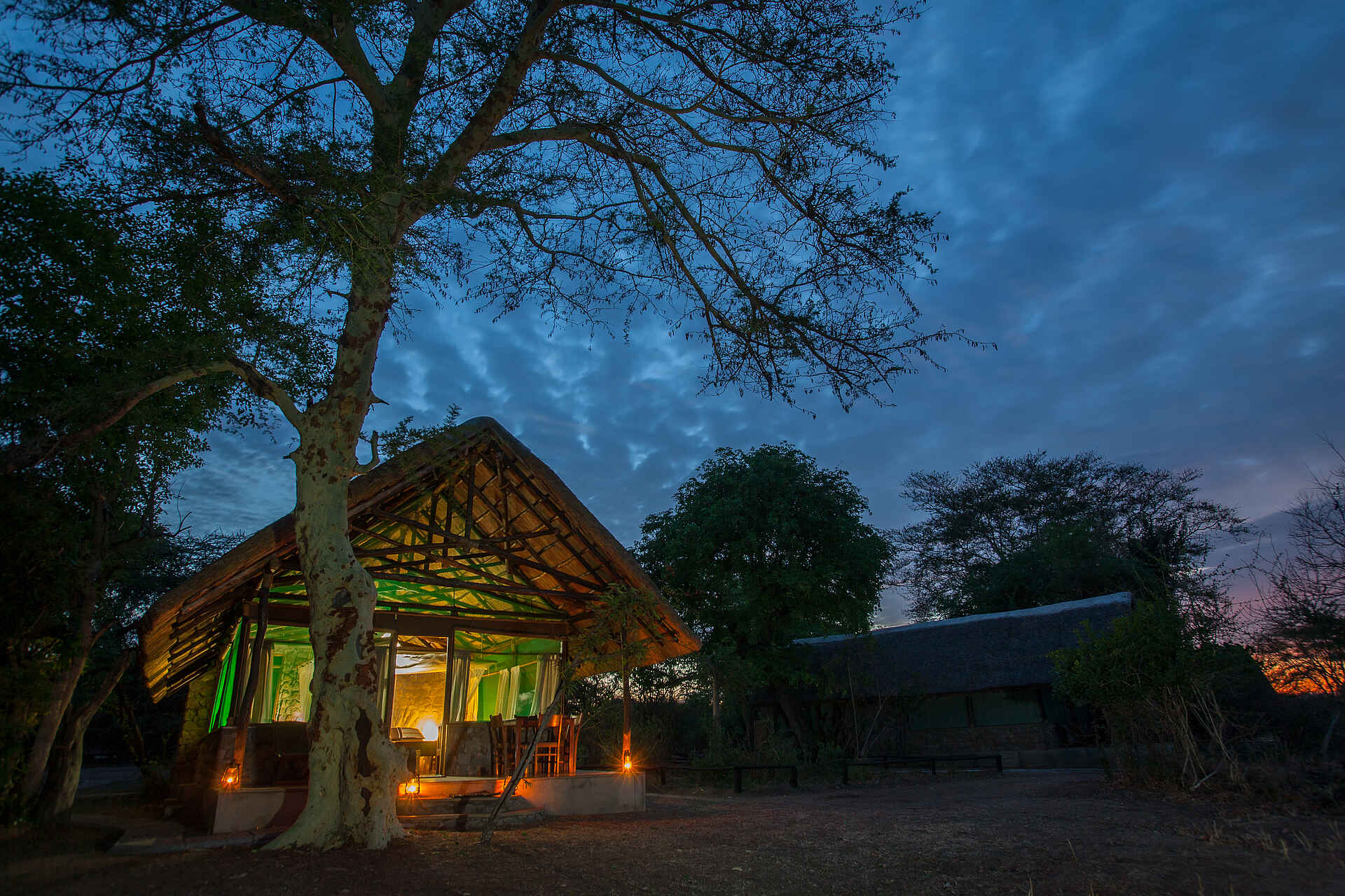 Afrika, afrikarma, Elefant, Hippo, Liwonde, Liwonde Nationalpark, Malawi, Motorbootsafari, Mvuu, Mvuu Camp, Mvuu Wilderness Camp, Nashorn, national park, Nilpferd, Reise, Reisen, Reiseveranstalter, Rhino Sanctuary, Safari, Sanctuary, Schutzgebiet, Shire, Spitzmaulnashorn, Urlaub, Wilderness Safaris, Abend, Beleuchtung, Chalet, Gäste, Gästegebäude, Romantik, Stimmung