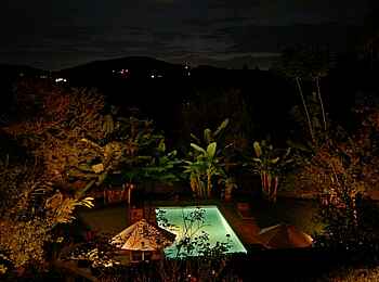 Onsea House: Pool bei Nacht