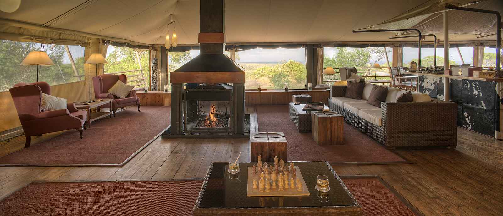 Serengeti Bushtops: Kamin in der Main Lounge Serengeti Bushtops: Kamin in der Main Lounge