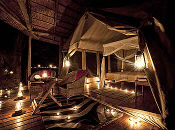 Tarangire River Camp: Abendbeleuchtung der Veranda Tarangire River Camp: Abendbeleuchtung der Veranda