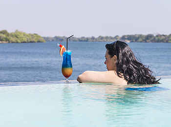David Livingstone Safari Lodge: Cocktail im Pool David Livingstone Safari Lodge: Cocktail im Pool