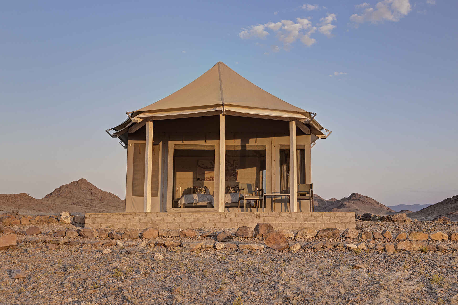 Desert Hills Glamping, Namibia, Wildnis, Wüste, Zelt, Zelte, Außenansicht, Betten, Landschaft, Steinterrasse