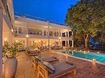 Latitude 0: The Other Sie - Pool am Abend Latitude 0: The Other Sie - Pool am Abend