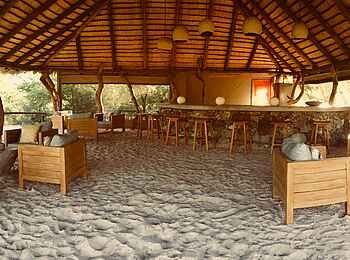 Leopard Plains: Blick in das Loungezelt Leopard Plains: Blick in das Loungezelt