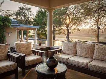MalaMala Rattrays Camp: Veranda der Hauptlodge MalaMala Rattrays Camp: Veranda der Hauptlodge