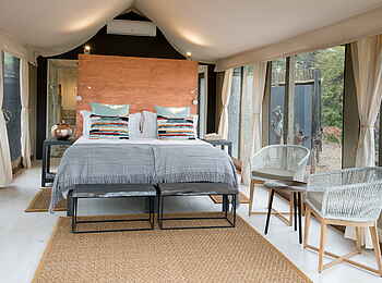 Simbavati River Lodge: Schlafzimmer mit Sitzmöglichkeit