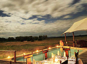 Anabezi Luxury Tented Camp: Abendstimmung am Pool