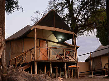 Camp Linyanti: Front eines Gästezeltes Camp Linyanti: Front eines Gästezeltes