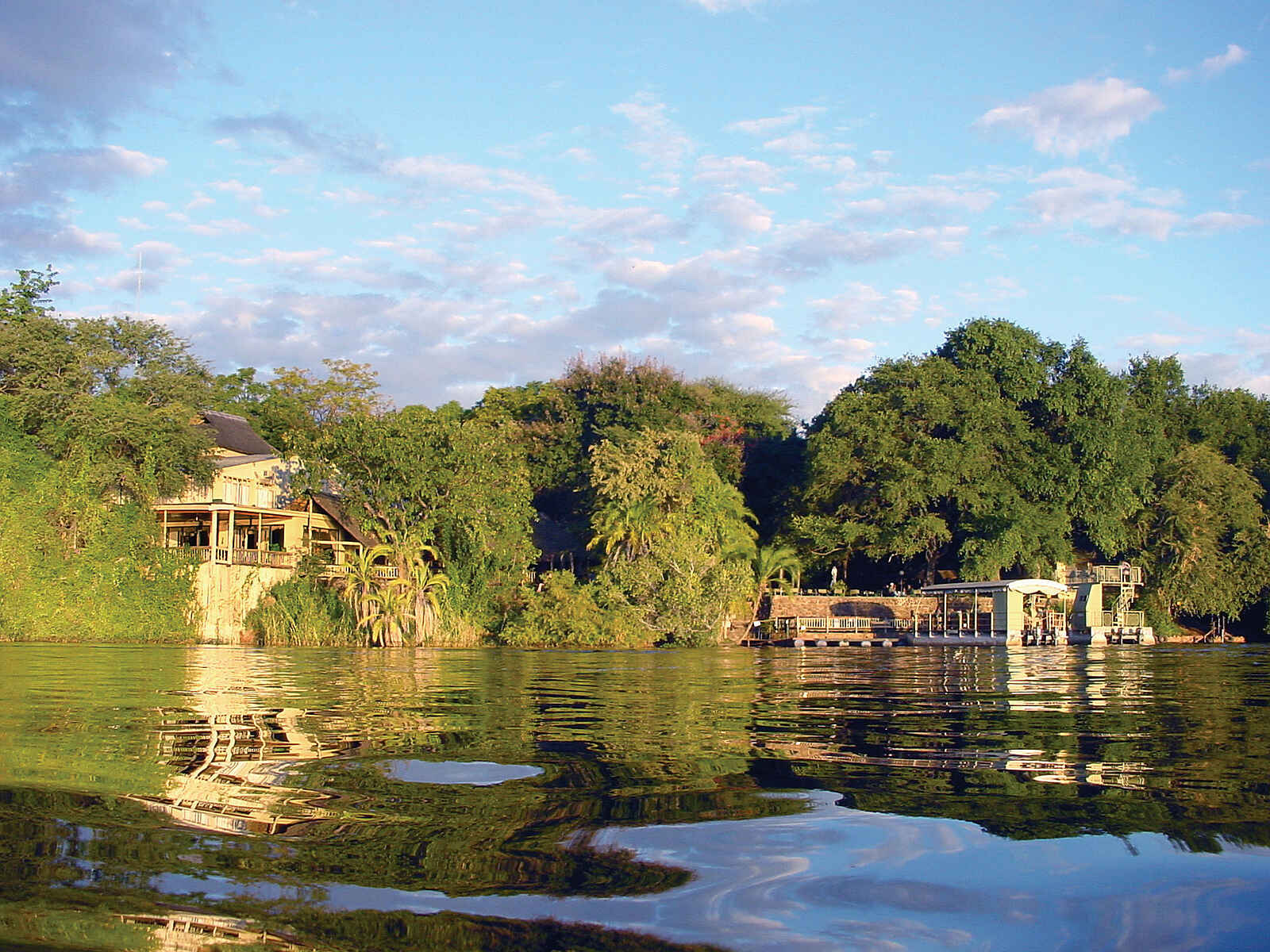 Chobe Safari Lodge: Blick auf die Uferfront Chobe Safari Lodge: Blick auf die Uferfront