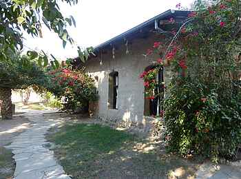 Fort Sesfontein: Die Fenster der Zimmer blicken in den Innenhof