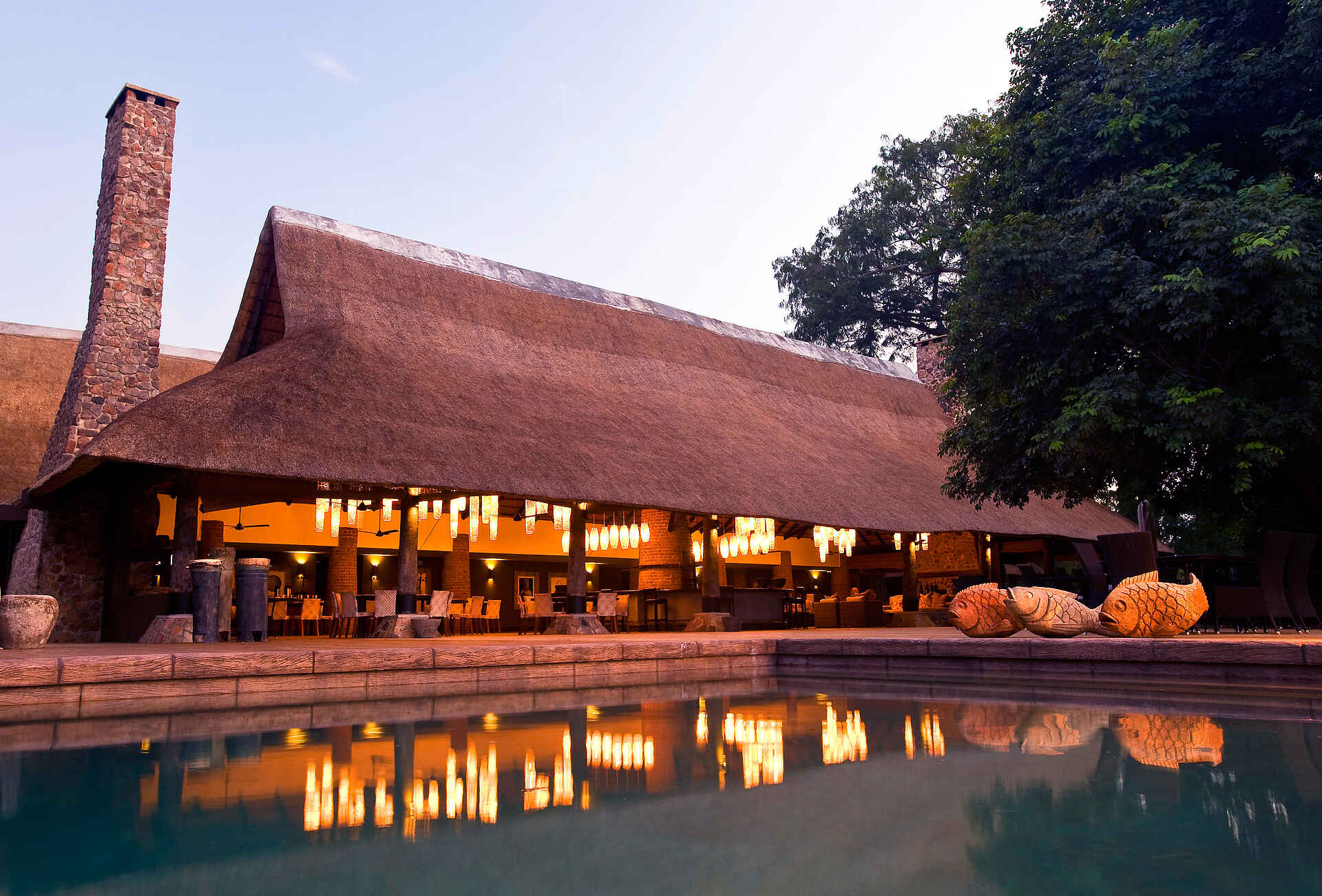 Mfuwe Lodge: Abendbeleuchtung im Hauptgebäude