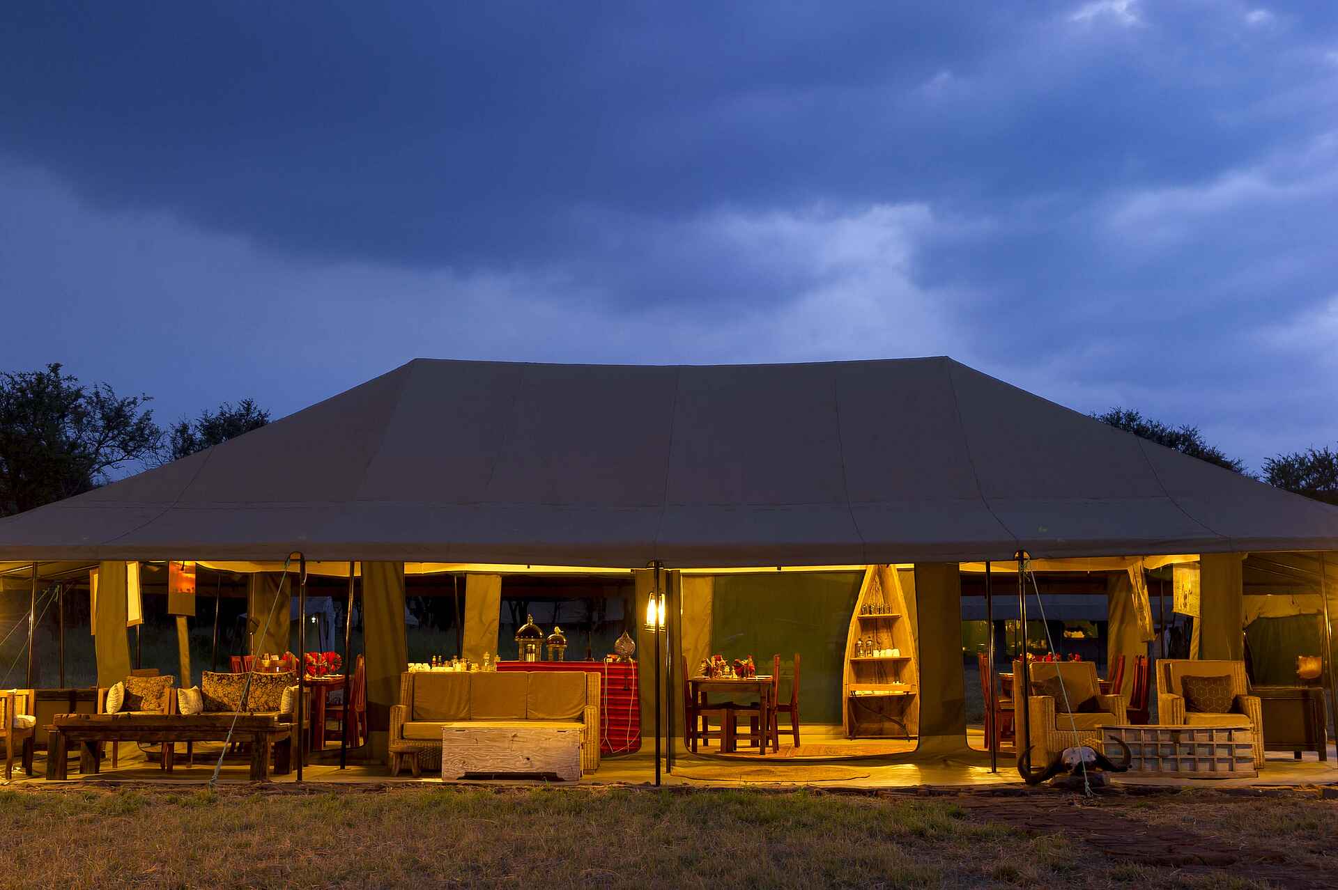 Naona Moru Camp, Nasikia Camps Tanzania, Serengeti Nationalpark, abends, Hauptzelt, Afrikarma, Afrikarma Safaris, Afrikarma Safaris - Wildnis. Hautnah., afrikarma.de