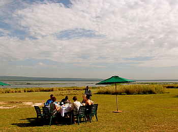 Paraa Safari Lodge: Bush Breakfast Paraa Safari Lodge: Bush Breakfast