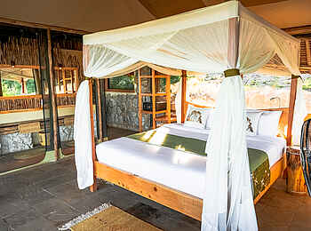 Soroi Cheetah Tented Camp: Schlafbereich mit Blick ins Badezimmer