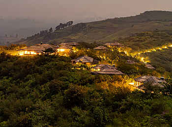 Volcanoes Kibale Lodge: Die Lodge am Abend