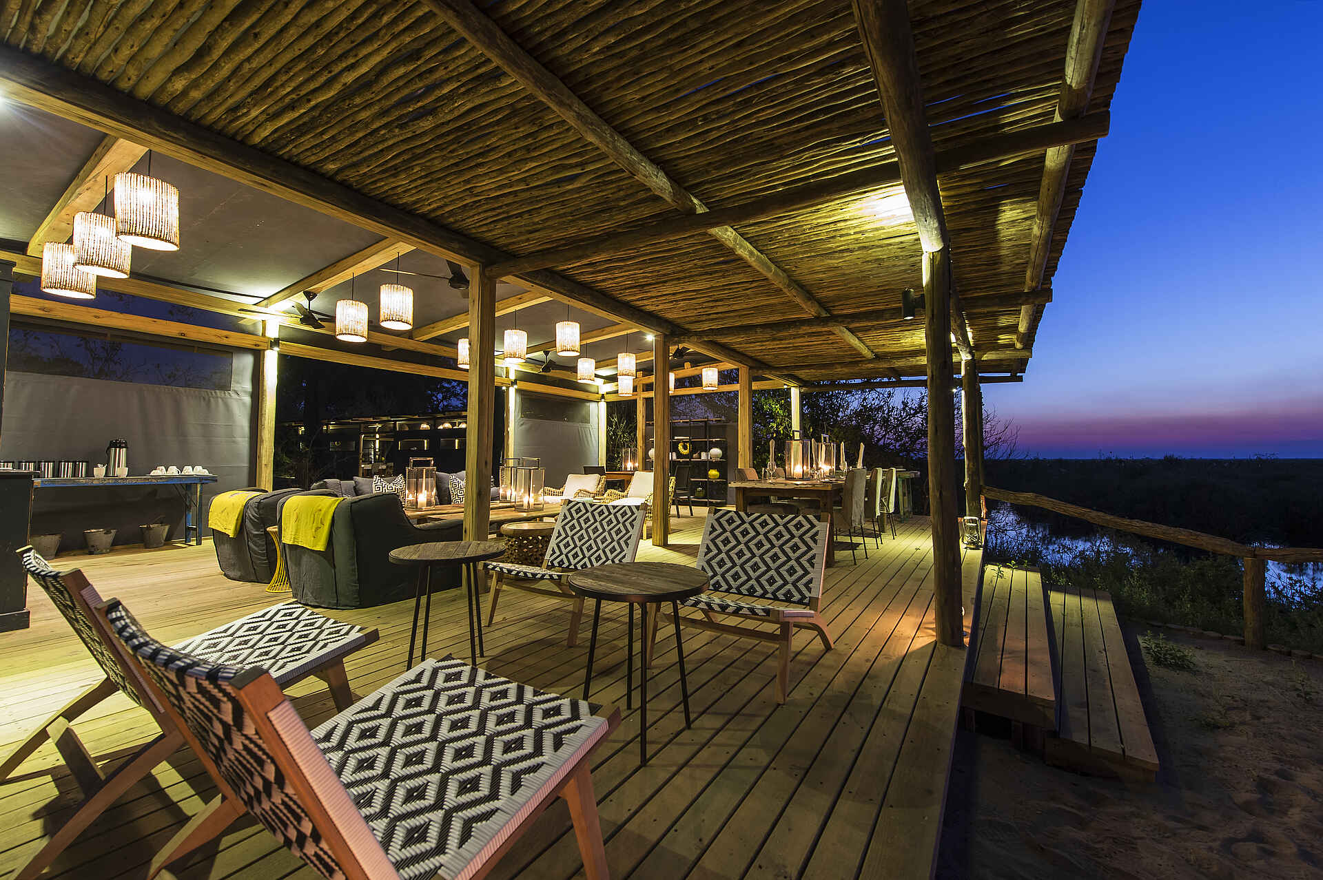 Linyanti Tented Camp, Linyanti-Konzession, Linyanti-Sümpfe, Wilderness Safaris, Hauptgebäude, Sessel, Veranda, Adventure Camp