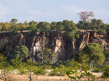 Mashatu Game Reserve: Felsen am Flusslauf