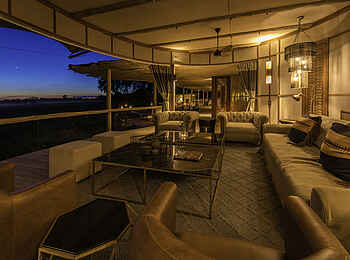 Mombo Camp: Aufenthaltsbereich mit Ausblick bei Nacht Mombo Camp: Aufenthaltsbereich mit Ausblick bei Nacht