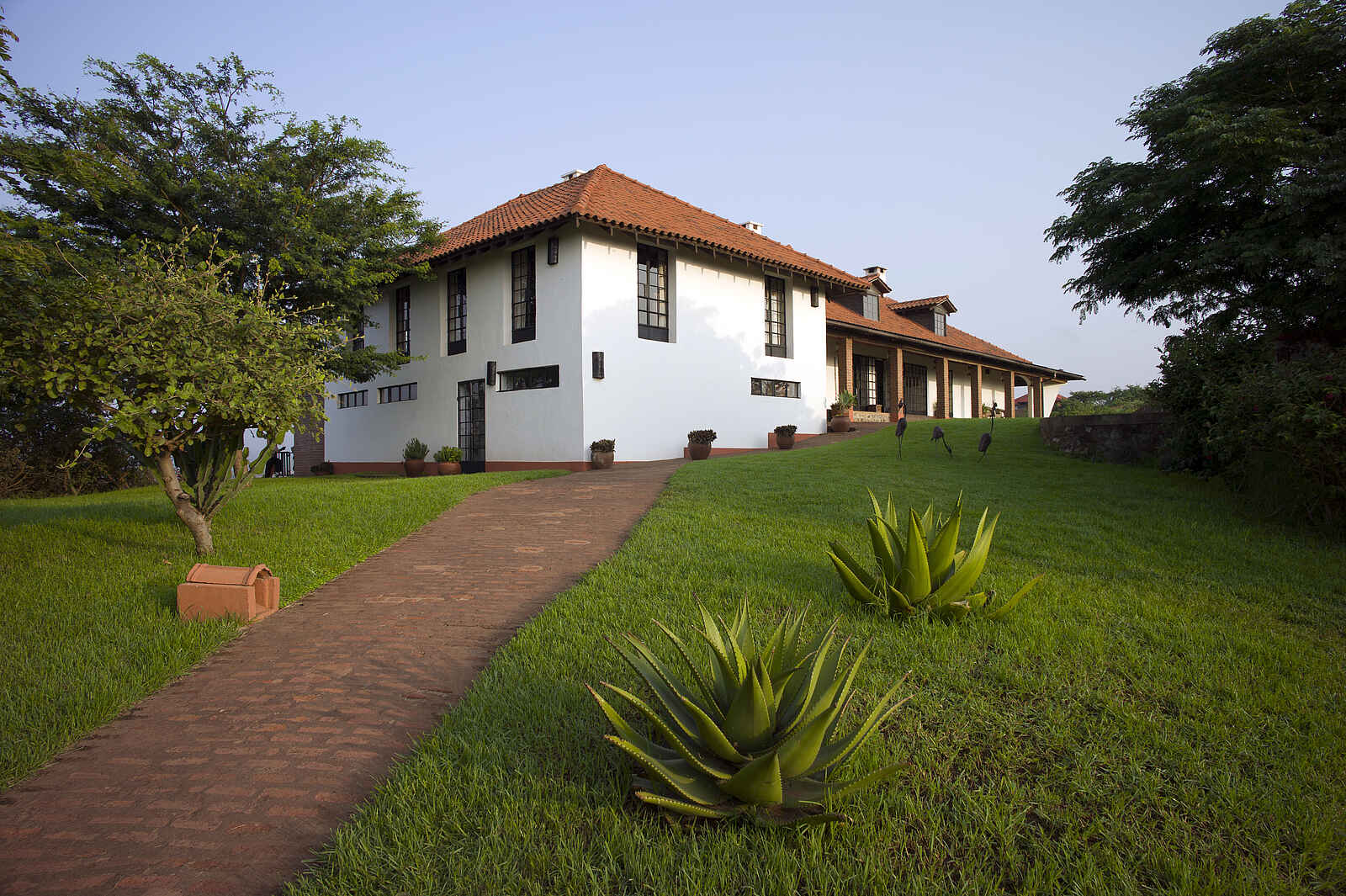 Bashay Rift Lodge: Haupthaus den Hang hinauf gesehen Bashay Rift Lodge: Haupthaus den Hang hinauf gesehen