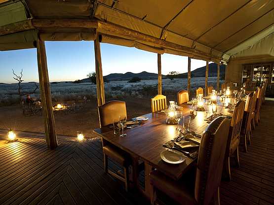 Desert Rhino Camp: Abendessen und Lagerfeuer Desert Rhino Camp: Abendessen und Lagerfeuer