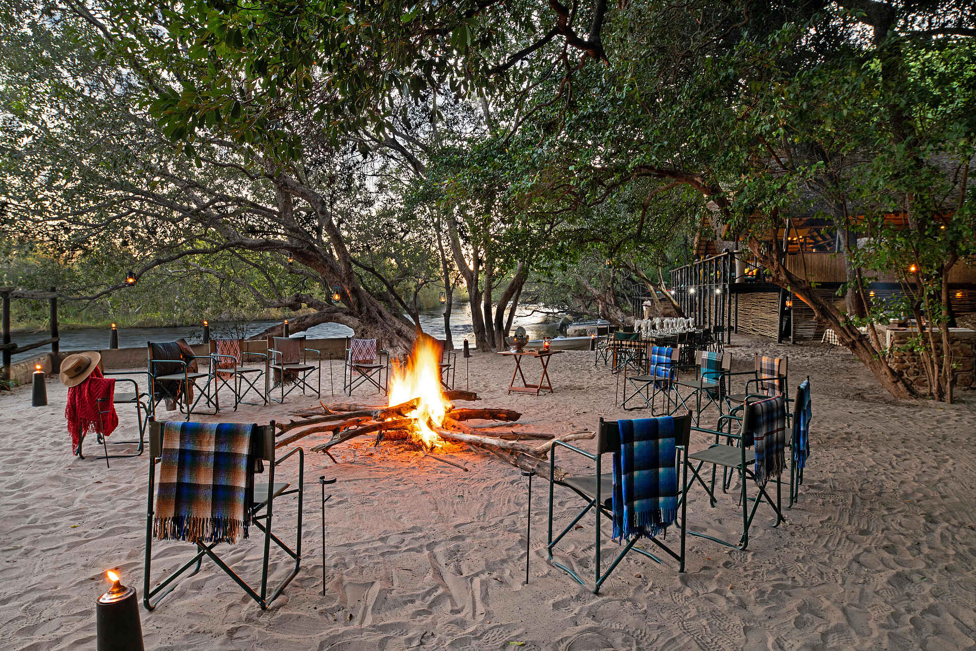 Ichingo Chobe River Lodge: Lagerfeuer am Abend Ichingo Chobe River Lodge: Lagerfeuer am Abend
