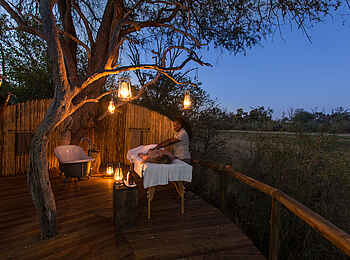 Little Machaba Camp: Großzügige Veranda eines Luxuszeltes mit freistehender Außenbadewanne