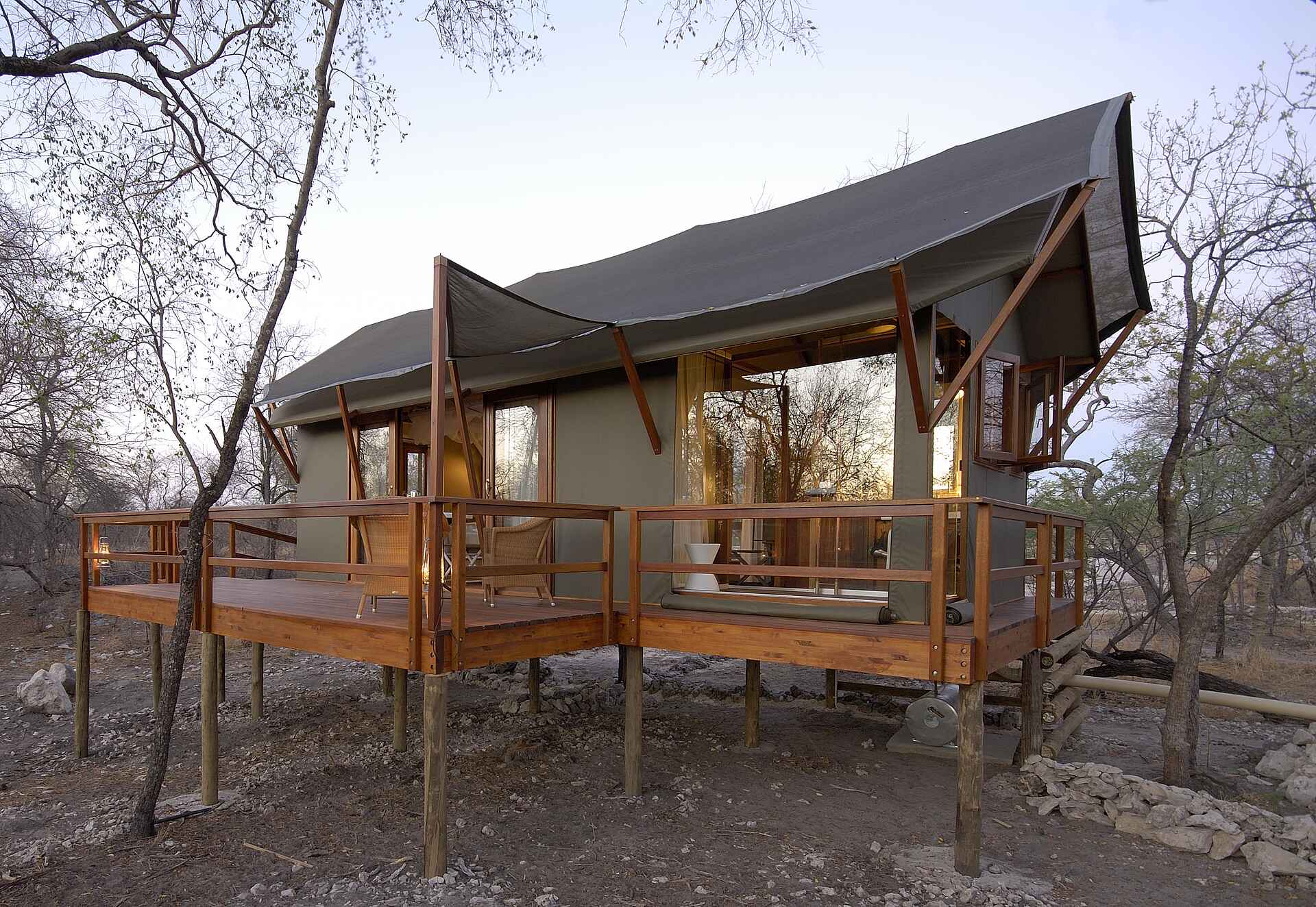 Gästezelt, Gästezeltexterieur, Plattform, Stelzen, Veranda, Zelt, Etosha, Etosha National Park, Mushara Collection, Mushara Outpost, Namutoni, Pampe Family, Etoshapfanne, Östlicher Etosharand