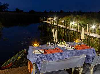 Nxamaseri Island Lodge: Dinner auf der Terrasse Nxamaseri Island Lodge: Dinner auf der Terrasse