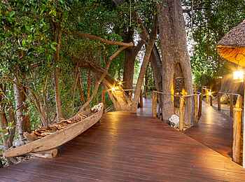 Nxamaseri Island Lodge: Weg zum Zentralbereich Nxamaseri Island Lodge: Weg zum Zentralbereich