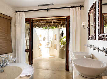 Qambani Luxury Resort: Coastal Villa Bad