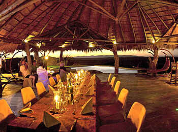 Rostock Ritz Desert Lodge: Dinner-Tafel Rostock Ritz Desert Lodge: Dinner-Tafel