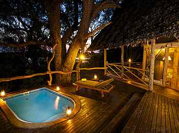 Rufiji River Camp: Plunge Pool Familienzelt am Abend Rufiji River Camp: Plunge Pool Familienzelt am Abend