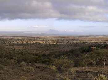 Shu'mata Camp: Das Camp mit der Stadt Longido im Hintergrund Shu'mata Camp: Das Camp mit der Stadt Longido im Hintergrund