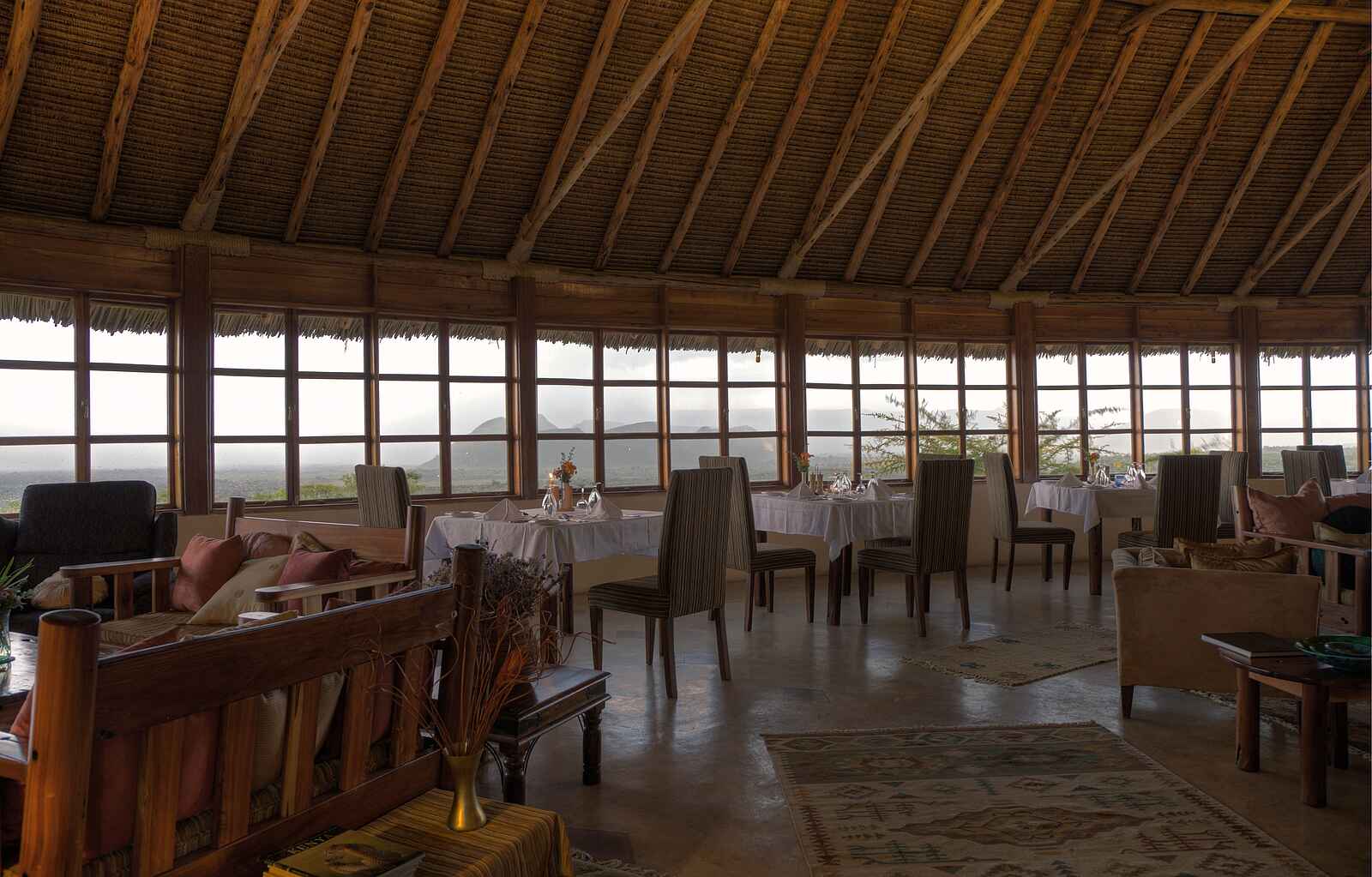 Sleeping Warrior Lodge: Lounge mit Panoramasicht Sleeping Warrior Lodge: Lounge mit Panoramasicht