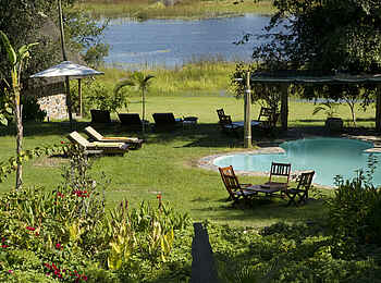 Thamalakane River Lodge: Garten und Pool Thamalakane River Lodge: Garten und Pool