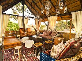 Zungulila Bushcamp: Sitzgruppe in der kleinen Lounge Zungulila Bushcamp: Sitzgruppe in der kleinen Lounge