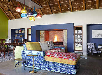Jacis Sabi House: Farbenfrohe Lounge im Haupthaus