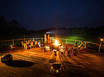 Lango Camp: Die Feuerstelle bei Nacht Lango Camp: Die Feuerstelle bei Nacht