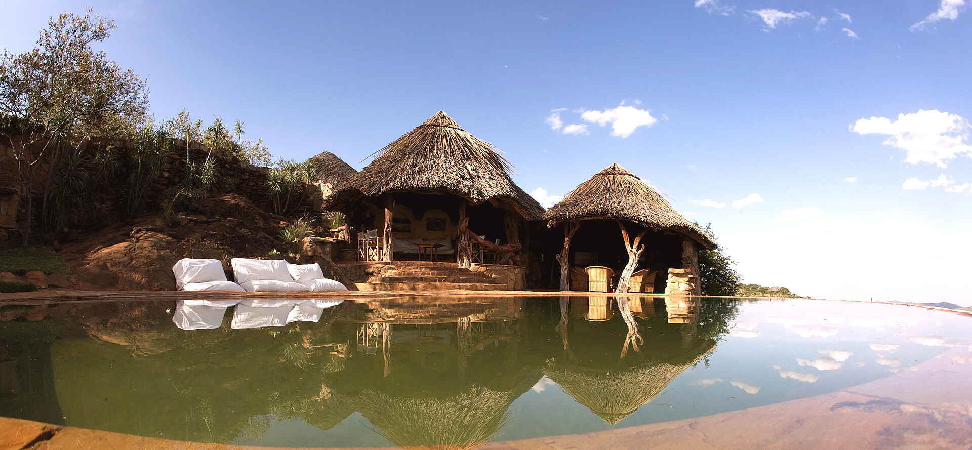 Ol Malo: Liegekissen am Pool Lodge pool, Laikipia Plateau, Hauptgebäude, Infinity Pool, Liegekissen, Afrikarma, Afrikarma Safaris, Afrikarma Safaris. Wildnis. Hautnah., Afrikarma.de
