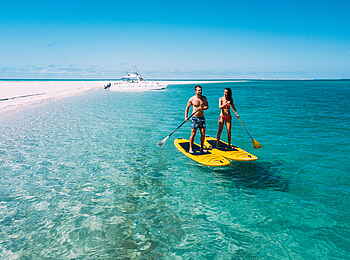 Santorini Mozambique: Ein Paar beim Stand-up-Paddeln