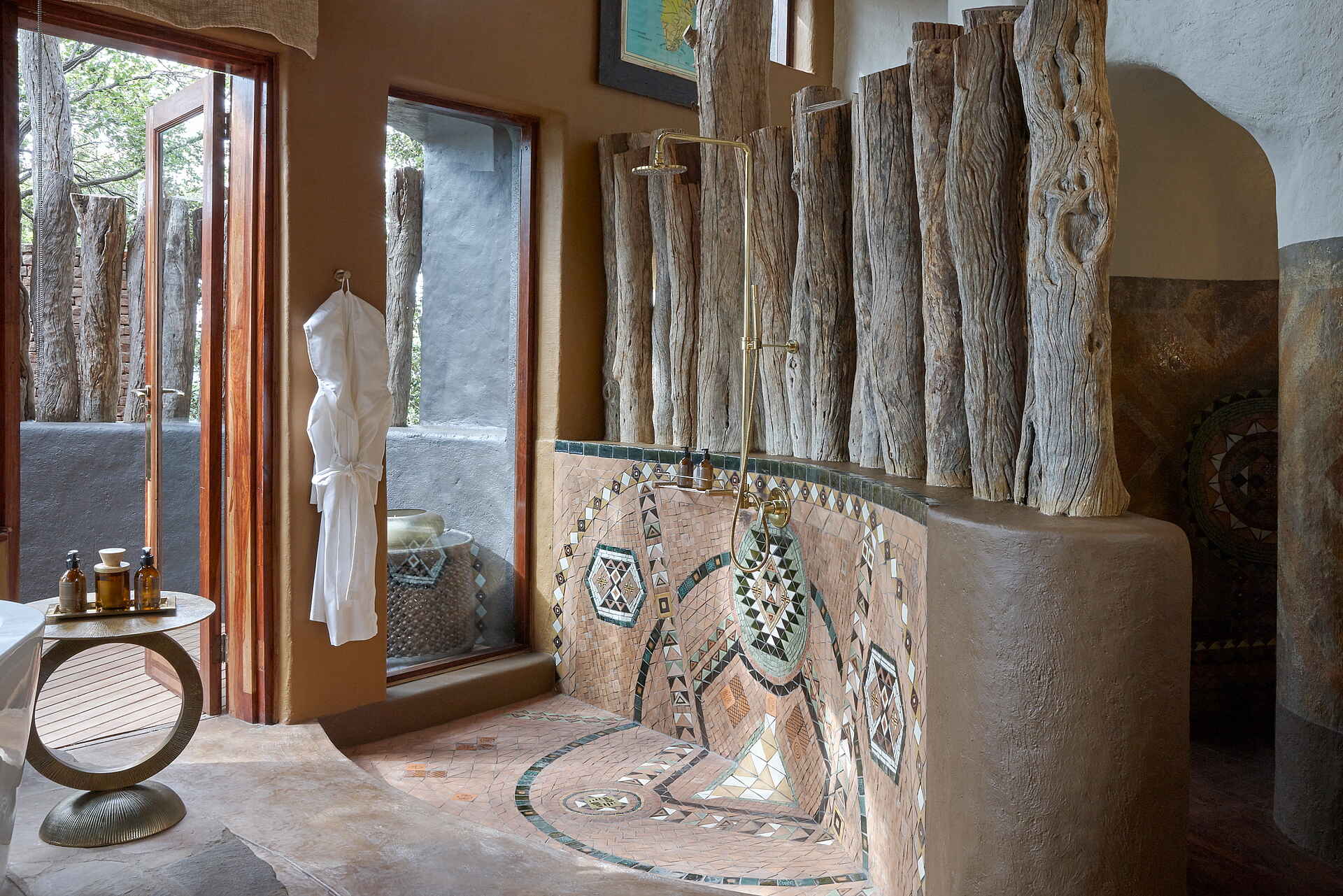 afrikarma, afrikarma Safaris, afrikarma.de, Gonarezhou National Park, Malilangwe Wildlife Reserve, Pamushana, Singita, Singita Pamushana Lodge, Dusche, Gästebad, Kacheln, Mosaik, Afrikarma Safaris - Wildnis. Hautnah.