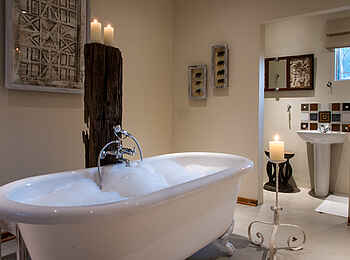 Bayete Guest Lodge: Schaumbad bei Kerzenschein