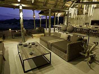 Damaraland Camp: Abend in der Lodge