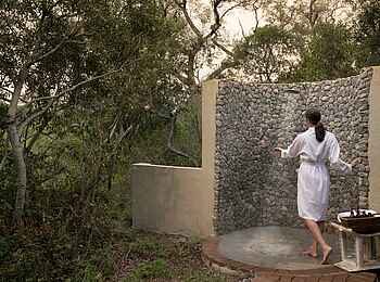 Dulini River Lodge: Outdoor Dusche