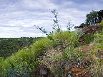 Grootberg Lodge: Gästechalet am Hang
