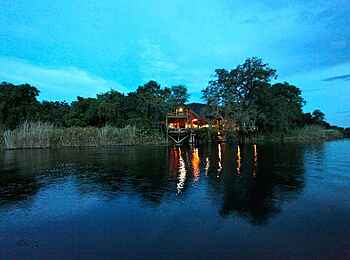 Lianshulu Lodge: Abendbeleuchtung in der Lodge Lianshulu Lodge: Abendbeleuchtung in der Lodge